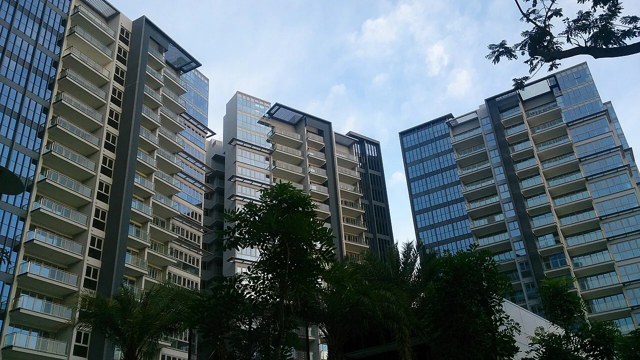 新加坡罗弄泉地铁站附近The Scala公寓的住宅外观与树木