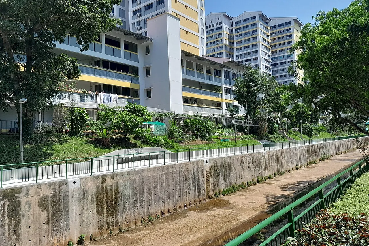 新加坡实加轻轨站附近的组屋、步道、树木与排水渠